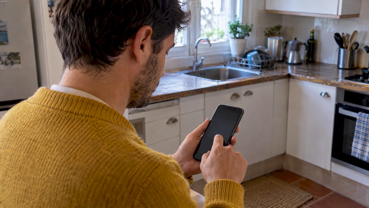 Electronic Signatures in Spain: 3 Legal Levels Hosts Need to Know