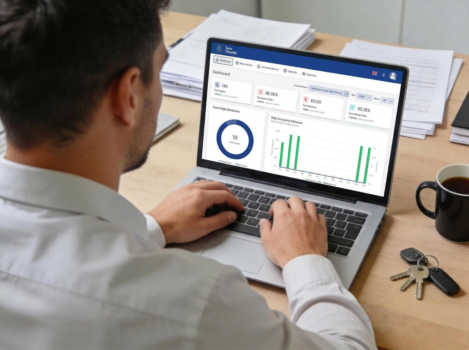 Inspección de registro de viajeros en alojamiento turístico en España con revisión de documentación