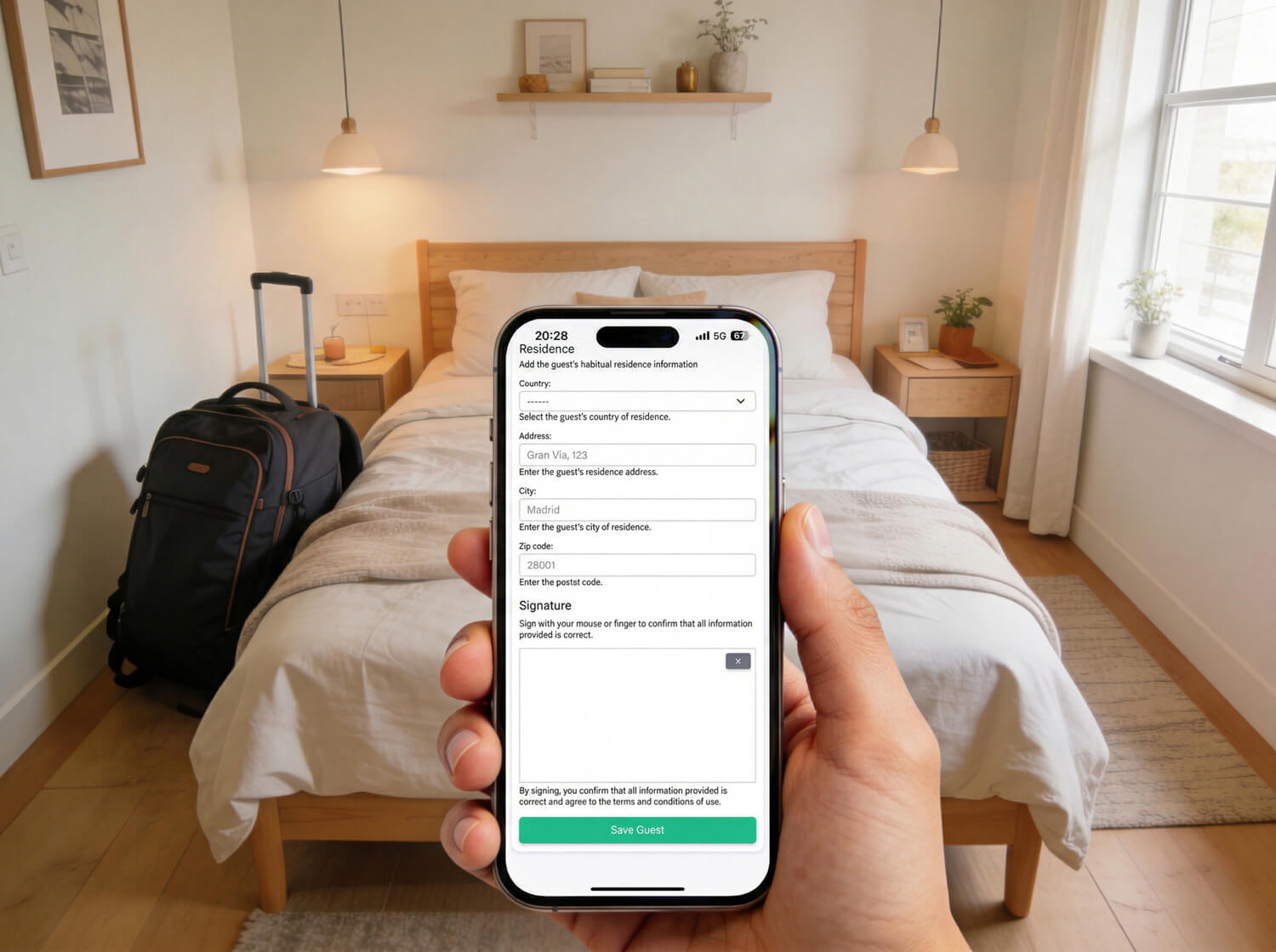 Anfitrión de Airbnb revisando una multa por no registrar huéspedes en España y cómo evitar sanciones