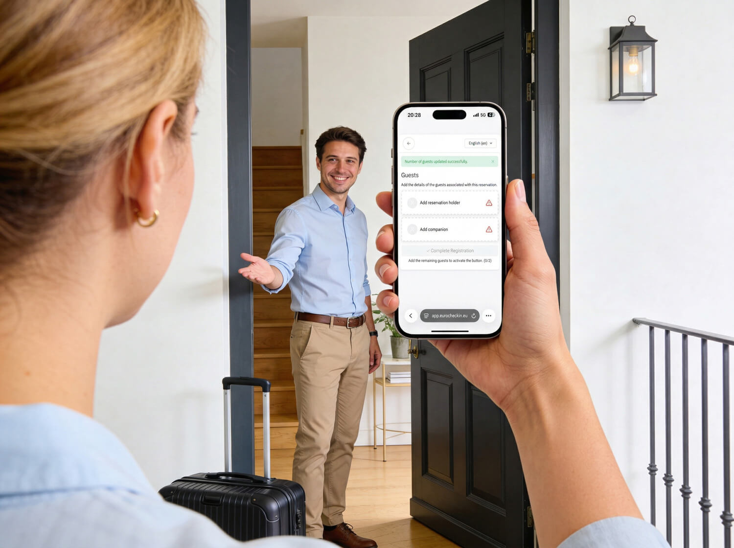 Recepción de hotel gestionando el registro obligatorio de huéspedes con SES Hospedajes en España