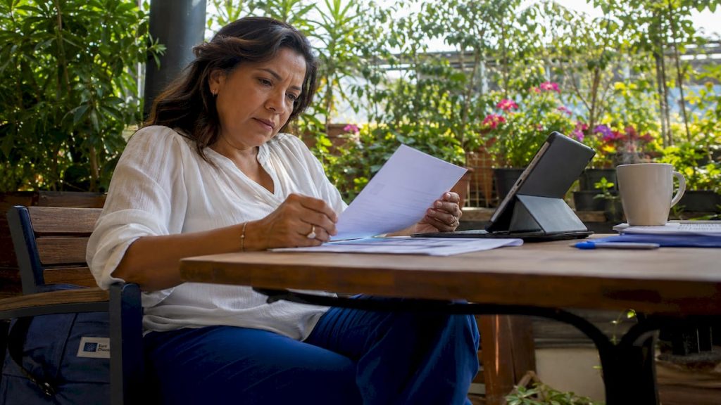 Mujer gestionando registros turísticos a través de una plataforma digital